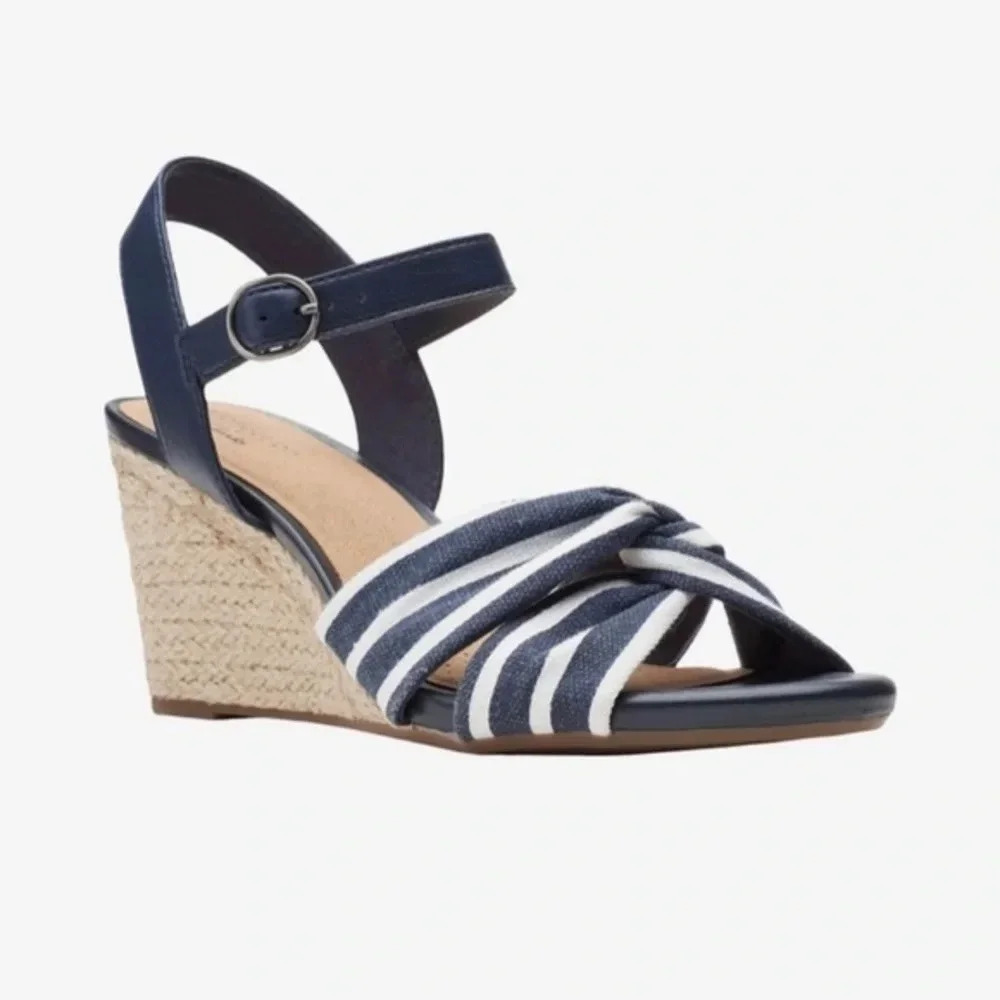 Clark’s Navy and White size 6W wedges NWOT